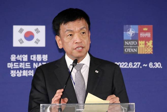 [마드리드=뉴시스] 전신 기자 = 최상목 경제수석이 28일 마드리드 프레스센터에서 나토(NATO·북대서양조약기구) 정상회의 관련 브리핑을 하고 있다. 2022.06.29.