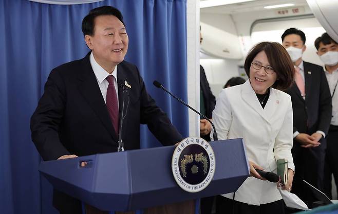 [마드리드=뉴시스] 전신 기자 = 첫 해외 순방을 마친 윤석열 대통령이 30일(현지시간) 공군1호기에서 기내 기자간담회를 하고 있다. 2022.07.01.