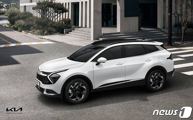 (서울=뉴스1) = 기아는 이달 출시 예정인 신형 스포티지의 주요 사양과 가격을 공개하고 사전계약을 시작한다고 6일 밝혔다.  신형 스포티지는 2015년 기존 모델 출시 이후 6년 만에 새롭게 선보이는 5세대 모델로 기아를 대표하는 준중형 SUV다  진보적인 디자인과 혁신적인 실내, 3세대 플랫폼으로 넓어진 공간과 향상된 주행 안정성, 신규 파워트레인을 적용해 강력해진 동력성능과 연비 효율, 최첨단 운전자 보조 시스템 및 인포테인먼트 사양 등이 조화를 이루며 우수한 상품성을 갖췄다. (기아 제공) 2021.7.6/뉴스1