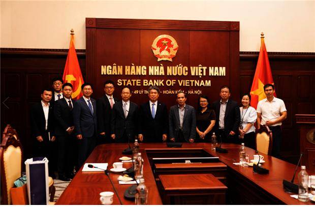 지난 6월 27일 윤종원 기업은행장이 하노이 베트남 중앙은행에서 도안 타이 썬 부총재와 면담을 마치고 기념촬영을 하고 있다/사진=기업은행 제공