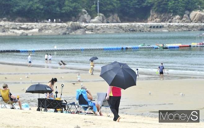 여름을 맞아 전국의 해수욕장이 순차적으로 개장한다. 사진은 지난해 8월 인천광역시 중구 을왕리해수욕장에서 여유를 즐기는 시민들. /사진=장동규 기자