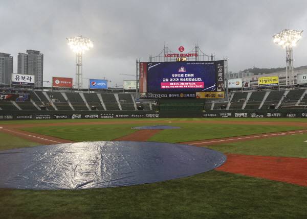 지난달 29일 부산 사직야구장에서 열릴 예정인 프로야구 두산 베어스와 롯데 자이언츠의 경기가 우천으로 취소되며 전광판에 안내문이 나오고 있다. 연합뉴스