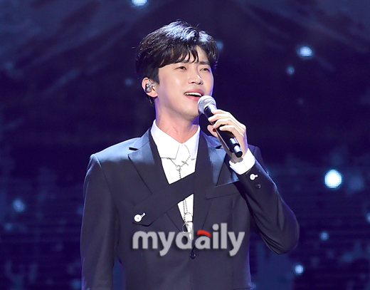 Singer Lim Young-woong has revealed his romance for the Camping Concert.Recently, the online community posted an article entitled A Concert by Lim Young-woong Says He Wants to Have It For Three Years.In the article, Lim Young-woong said, I want to hold a Camping Concert for two nights and three days by accepting all the people who are watching Rabang through Rabang. I slept in a singing Tent, and I want to wake up, wash, .Lim Young-woong, who said that, seemed to be bright and happy, he added. The hero really seems to want a Concert more than that.Recently, Lim Young-woong said through his birthday rabang, Tent Concert, you are Tented in a really large space, I am Tented on stage, I eat meat ... I am really happy to think about it.So that it can be done someday later, he said, referring to the Camping Concert.Meanwhile, Lim is not a Camping Concert, but he is hosting his first solo Concert in six years. He is meeting with the heroic era in major cities since May 6. The first performance was cat.Since then, Changwon, Gwangju, Festival, Incheon, Daegu and Seoul will continue to open. Lim Young-woongs first solo Concert will be held 21 times in total.