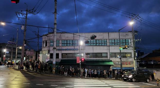 1일 새벽 서울 구로구 남구로역 인근 인력시장에서 일자리를 찾는 사람들이 줄을 서 있다. 최근 이곳은 건설·화물업계 파업과 장마, 고물가 현상이 겹치면서 일자리가 크게 줄었다. 이영기 수습기자