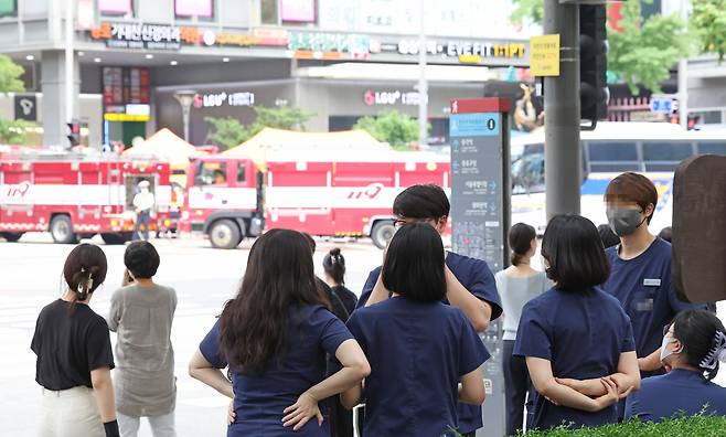 1일 9∼12층이 5분 이상 흔들린다는 신고가 들어온 서울 종로구 르메이에르 종로타운 빌딩에서 빌딩 내 병원 직원들이 대피해 이야기를 나누고 있다. [연합]