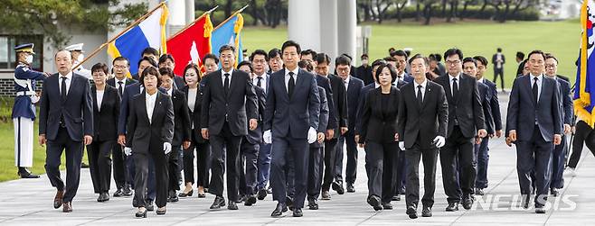 [서울=뉴시스] 정병혁 기자 = 오세훈 서울시장을 비롯한 구청장들이 민선 8기 취임에 앞서 1일 오전 서울 동작구 국립서울현충원을 찾아 참배하고 있다. 2022.07.01. jhope@newsis.com