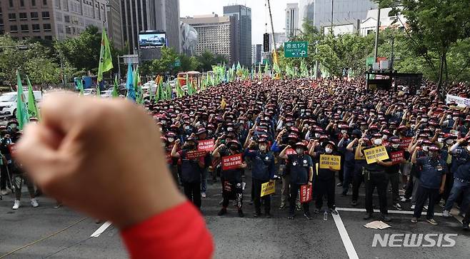 [서울=뉴시스] 백동현 기자 = 한국노동조합총연맹 레미콘노조 조합원들이 1일 오전 서울 종로구 세종대로 인근에서 운반비 인상 촉구 및 생존권 사수 결의대회를 열고 있다. 2022.07.01. livertrent@newsis.com