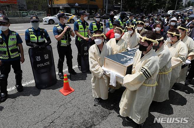 [서울=뉴시스] 백동현 기자 = 1일 오전 서울 용산구 삼각지역 인근에 열린 발달·중증장애인 참사 T4장례식을 마치고 유족들이 관을 들고 대통령집무실로 향하고 있다. 2022.07.01. livertrent@newsis.com