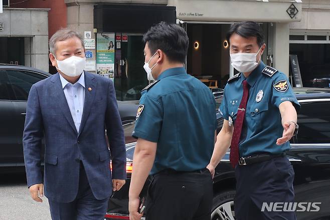 [서울=뉴시스] 최동준 기자 = 이상민 행정안전부 장관이 1일 경찰제도 개선 간담회를 하기 위해 서울 마포경찰서 홍익지구대를 방문하고 있다. (공동취재사진) 2022.07.01. photo@newsis.com