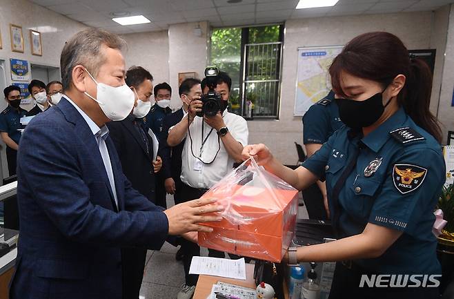 [서울=뉴시스] 최동준 기자 = 이상민 행정안전부 장관이 1일 서울 마포경찰서 홍익지구대를 방문해 경찰들에게 선물을 전달하고 있다. (공동취재사진) 2022.07.01. photo@newsis.com