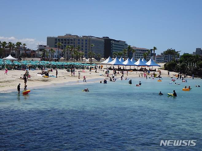 [제주=뉴시스] 오영재 기자 = 개장 첫 날인 1일 오후 제주 함덕해수욕장에 피서객들의 발길이 이어지고 있다. 2022.07.01 oyj4343@newsis.com