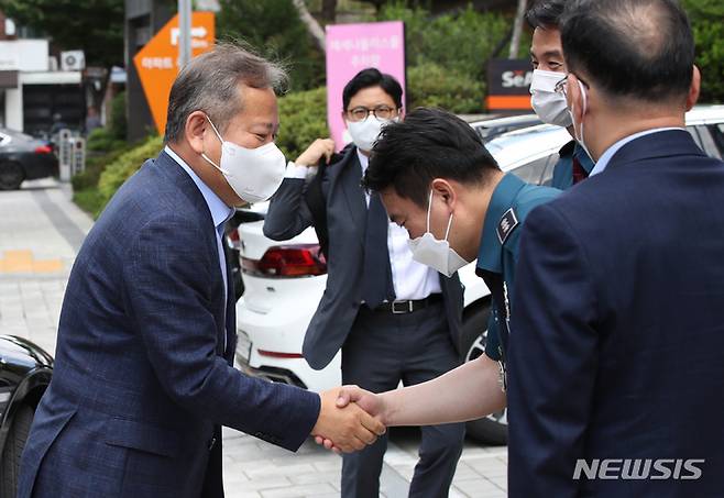 [서울=뉴시스] 최동준 기자 = 이상민 행정안전부 장관이 1일 경찰제도 개선 간담회를 하기 위해 서울 마포경찰서 홍익지구대를 방문하고 있다. (공동취재사진) 2022.07.01. photo@newsis.com