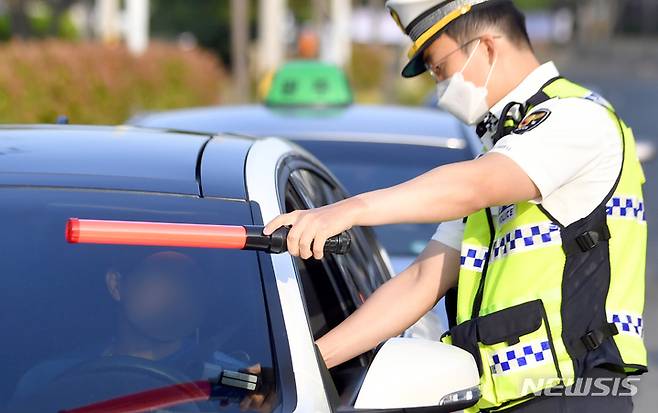 [광주=뉴시스] 이영주 기자 = 3일 오전 광주 광산구 우산동 한 도로에서 경찰이 숙취 운전·안전띠 미착용 단속을 하고 있다. 2022.06.03 leeyj2578@newsis.com