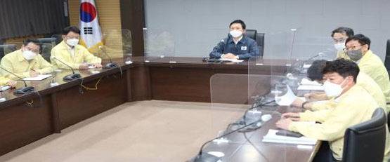 [서울=뉴시스] 홍찬선 기자 = 원희룡 국토교통부 장관은 1일 긴급대책회의를 소집하고 대전조차장역 인근에서 발생한 SRT 고속열차의 탈선 사고에 대해 논의하고 있다. (사진=국토교통부 제공) 2022.07.01. photo@newsis.com  *재판매 및 DB 금지
