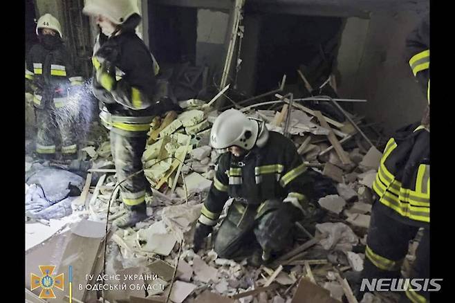 [오데사=AP/뉴시스] 우크라이나 긴급구조대가 제공한 사진에 1일(현지시간) 우크라이나 오데사에서 구조대원들이 러시아의 미사일 공격으로 파괴된 아파트 내부에서 작업하고 있다. 우크라이나 당국은 항구도시 오데사의 주거지가 러시아의 미사일 공격을 받아 최소 17명이 숨졌다고 밝혔다. 2022.07.01.