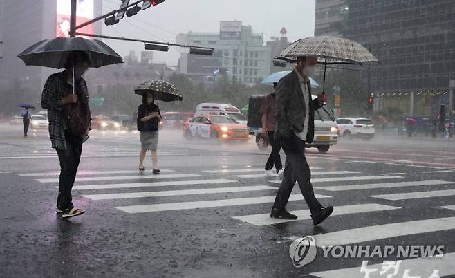 (서울=연합뉴스) 최재구 기자 = 서울을 포함한 수도권에 호우특보가 발효되는 등 간밤에 많은 비가 내리면서 출근길 도심 곳곳 도로가 통제되고 있는 30일 오전 서울 광화문 세종대로 사거리에서 시민들이 출근하고 있다. 2022.6.30 jjaeck9@yna.co.kr 연합뉴스