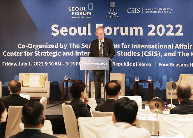 톰 번 코리아 소사이어티 회장이 1일 오전 서울 포시즌스호텔에서 열린 서울포럼 2022 컨퍼런스에서 환영사를 하고 있다. 연합뉴스