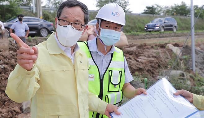 이병호 한국농어촌공사 사장(왼쪽)이 침수 농경지 피해상황을 점검하고 있다.