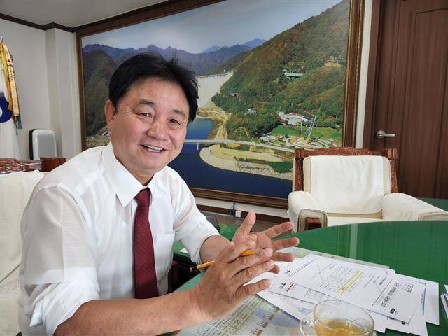 최문순 화천군수가 30일 군청 집무실에서 서울신문과 인터뷰를 하고 있다.최문순 화천군수가 30일 군청 집무실에서 서울신문과 인터뷰를 하고 있다.