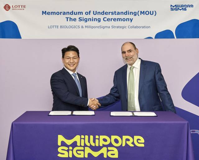 이원직(왼쪽) 롯데바이오로직스 대표와 앤드루 불핀 머크 생명과학사업부 프로세스 솔루션 글로벌 총괄 임원이 업무협약 체결 후 악수를 하고 있다. 사진 제공=롯데바이오로직스