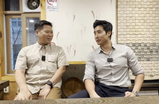 우크라이나 국제의용군으로 참전했던 해군특수전전단(UDT/SEAL) 대위 출신 유튜버 이근(오른쪽)씨가 일부 고등학생들이 전쟁 중인 우크라이나 의용군에 지원했다고 주장했다. 유튜브 캡처