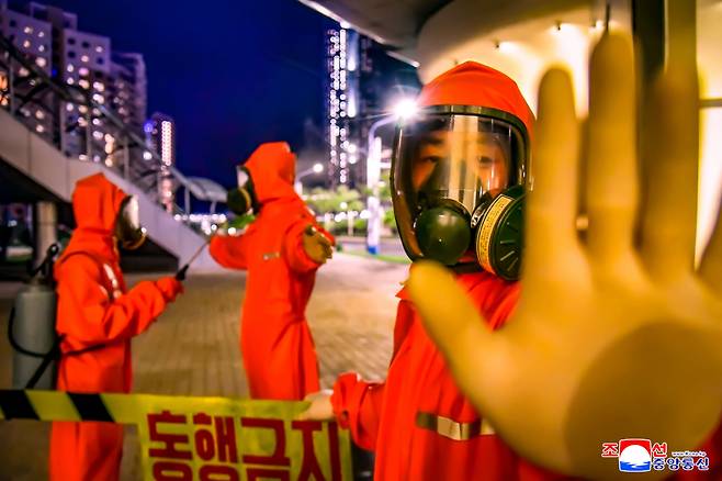 조선중앙통신은 7일 "사동구역안의 방역일군들이 방역대전의 제일선에서 고도의 긴장상태를 항시적으로 유지하고 있다"고 보도했다. ⓒ연합뉴스