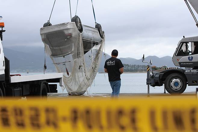6월29일 오전 전남 완도군 신지면 송곡항 선 착장 인근 방파제에서 관계자가 10m 바닷속에 잠겨있는 조유나양(10) 가족의 차량을 인양한 뒤 조사를 위해 지상으로 옮기고 있다.ⓒ연합뉴스