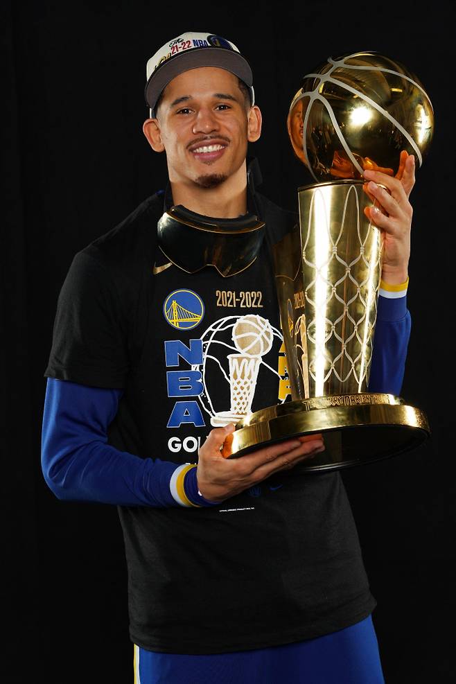 21-22시즌 NBA 파이널 우승 트로피를 들고 있는 후안 토스카노-앤더슨. 워리어스 데일리 제공