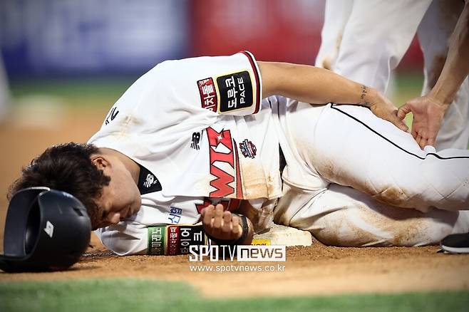 ▲ kt 강백호가 1일 수원 두산전에서 3회말 햄스트링 통증을 호소하고 있다.