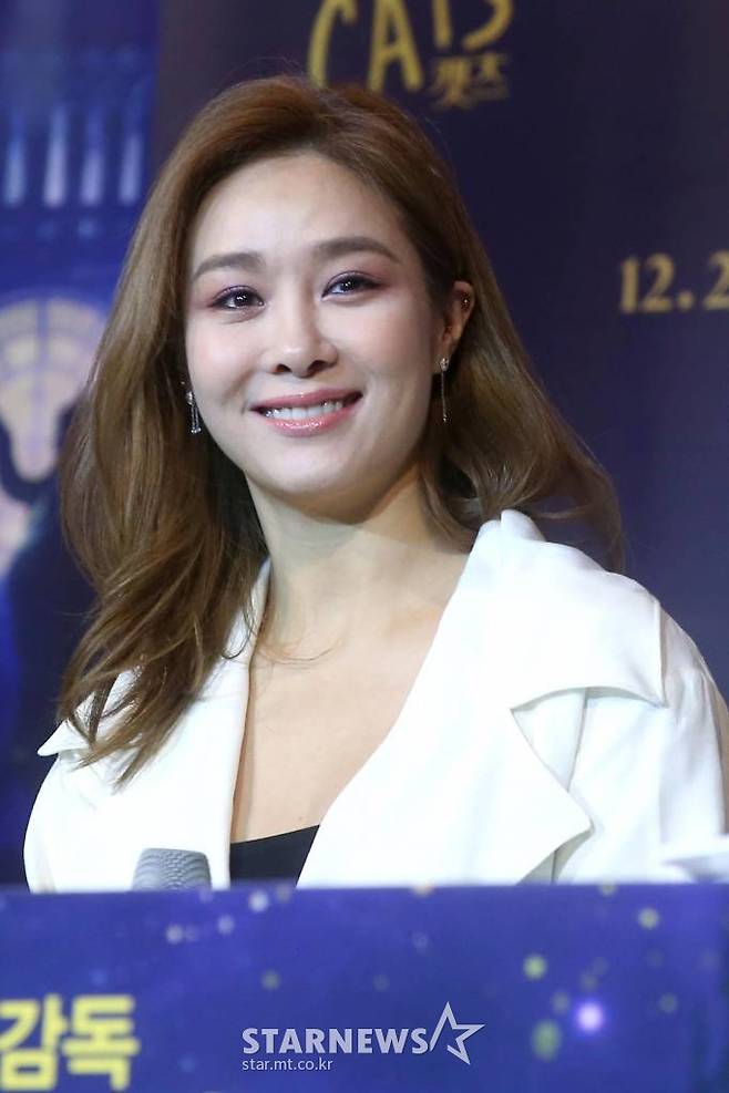 가수 겸 배우 옥주현이 23일 오후 서울 CGV용산아이파크몰에서 열린 영화 '캣츠' 내한 기자간담회에 참석해 미소를 짓고 있다. /사진=강민석 기자 msphoto94@