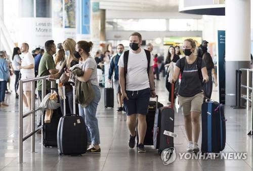 미국 독립기념일을 맞아 여행객으로 북적이는 뉴욕 JFK 공항 [뉴욕 EPA=연합뉴스]