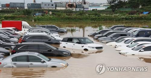 폭우에 잠긴 중고차 단지 주차장 (수원=연합뉴스) 홍기원 기자 = 많은 비가 내린 30일 경기도 수원시의 한 중고차 단지 주차장이 물에 잠겨 있다. 2022.6.30 xanadu@yna.co.kr