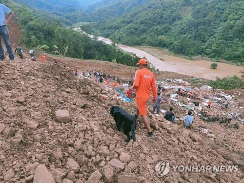 인도 동북부 산사태 현장에서 진행된 구조작업. [EPA 연합뉴스 자료사진. 재판매 및 DB 금지]