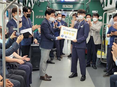 2022 서울교통공사 최우수 방송왕 이근백 씨(오른쪽) [서울교통공사 제공. 재판매 및 DB 금지]