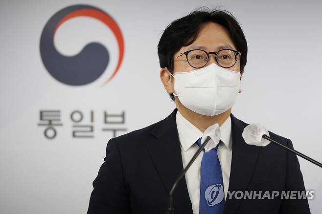 정부 "北, 댐 방류시 사전통지해달라"…통신선 불통에 공개요청 (서울=연합뉴스) 김승두 기자 = 조중훈 통일부 대변인이 28일 오후 정부서울청사 브리핑실에서 장마철 접경지역 홍수피해 예방 관련 통일부 입장을 발표하고 있다. 이날 통일부는 28일 북한이 장마철 황강댐 등 북측 수역의 댐 방류 시 사전에 남측에 통지해 줄 것을 공개적으로 요구했다. 
 또 북한지역 폭우로 인해 기술적 문제가 발생하면서 남북 공동연락사무소 채널과 군 통신선 일부가 이날 불통인 것으로 확인됐다. 연락채널이 정상 가동되면 관련 통지문을 보낼 예정이다.  2022.6.28 kimsdoo@yna.co.kr