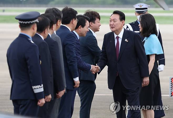 윤석열 대통령 영접 나온 국민의힘 이준석 대표 (성남=연합뉴스) 안정원 기자 =  북대서양조약기구(NATO·나토) 정상회의 참석을 위해 3박5일간의 스페인 마드리드 방문을 마친 윤석열 대통령이 1일 성남 서울공항에 도착, 영접나온 국민의힘 이준석 대표, 성일종 정책위의장 등과 차례로 인사하고 있다. 2022.7.1 jeong@yna.co.kr