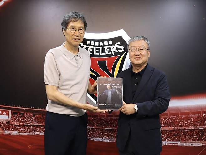 최순호 포항 기술 이사(왼쪽)가 최인석 사장에게 감사패를 받고 있다. [포항 스틸러스 제공. 재판매 및 DB 금지]