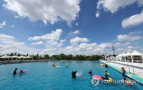 장마 떠난 뒤 하늘 (서울=연합뉴스) 류영석 기자 = 1일 오후 폭염주의보가 발효 중인 서울 여의도 한강공원 수영장에서 시민들이 물놀이를 즐기고 있다.2022.7.1