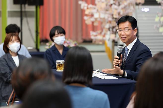 8·9급 공직자와 '타운홀 미팅'하는 박병규 광주 광산구청장 [광주 광산구 제공. 재판매 및 DB 금지]