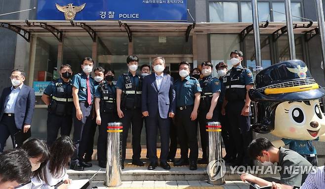 일선 경찰관들과 기념촬영 하는 이상민 행안부 장관 (서울=연합뉴스) 임헌정 기자 = 경찰 통제를 주도적으로 추진 중인 이상민 행정안전부 장관이 1일 오후 서울 마포구 서울경찰청 마포경찰서 홍익지구대를 찾아 일선 경찰관들과 간담회를 마친 후 기념촬영을 하고 있다. 2022.7.1 [공동취재] kane@yna.co.kr