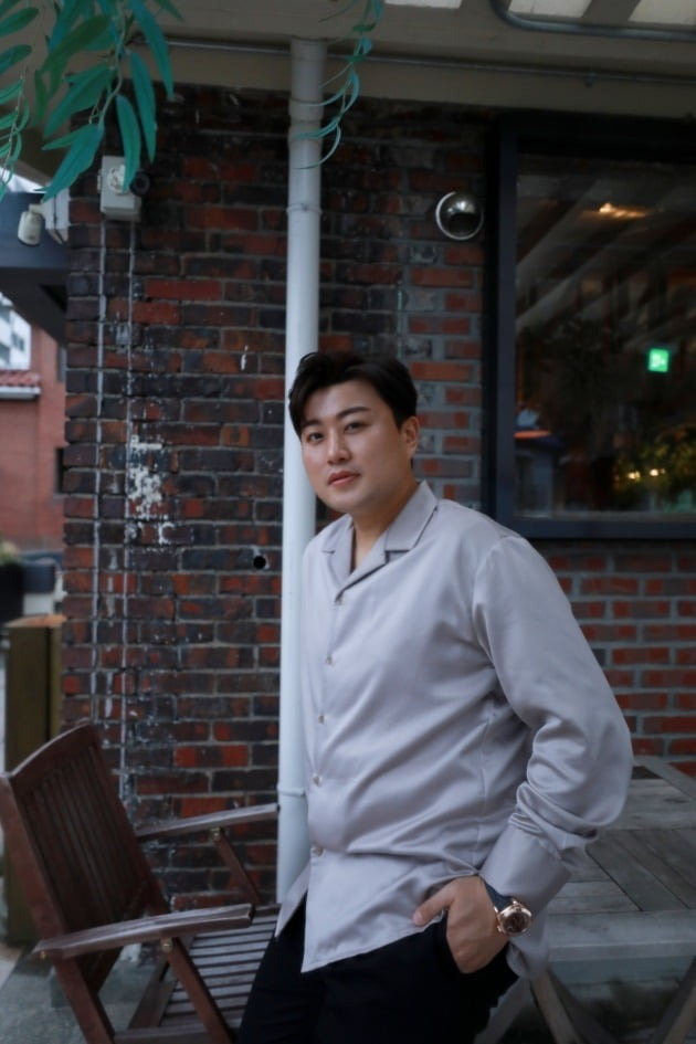 Singer Kim Ho-joong, who met through Round Interview on the 28th, answered the question of whether there is a modifier he wants to hear except for Tvarrotti.Kim Ho-joong returned to the fans after completing his military service duty at the Seoul Seocho-gu Office on June 9th.He has served as a social worker at welfare agencies for a year and nine months since September 2020.Even though it rained on this day, many fan club Aris members welcomed Kim Ho-joong.Kim Ho-joong said that his time in the military was precious: Suddenly I went to Army and went to Bonika Disabled Welfare Center, which I havent adapted for months.Its a friend with developmental disabilities, but from a certain point on, Ive come close, he said. I feel the feelings I have not felt in the Army and I think I have a lot of thoughts about people and activities.All adults are friends with developmental disabilities, and they are friends whose intelligence has stopped at the age of two to three.It was easier to go from where everyone recognized me to where they didnt know me, a time to face with human Kim Ho-joong, not Kim Ho-joong on the air.I lived in decorating myself, but I felt like I saw a stranger. When asked if he had any anxiety while having a military flag, Kim Ho-joong said, It is fateful to go to the Army and have a blank period and I did not think that I would like it.Its a pleasure to be in the Army, and the number of fan clubs has increased. I am so curious about why it has increased.I do not write a double ID, he said.Kim Ho-joong released a new song, The Lighting Man after the cancellation of the call-up; The Lighting Man was a song written by Kim Ho-joong, who thought of his fans and participated in the song.During his military service, he exchanged two letters with his fans every week and painted various feelings he felt.At first I recommended a song, a poem, which I liked to myself, and it slowly became a letter, and I had a space in the fan cafe to write to me, which was so fun after a few months.There were many sayings, Kim Ho-joong is a person of light. It was a Boni song to collect fans letters.The new song The Lighting Man is really a piece in a fan cafe. It was created by writing a letter in short.As the fans hot interest and love reciprocate, Kim Ho-joong has been busy with the whole world.KBS Peace Concert and Dream Concert Trot showed unique vocality and Tvarroti Down singing ability.In particular, Kim Ho-joong showed a successful duet stage on the 26th when Vocal Music, held at the outdoor theater of Busan Film Hall, attended Placido domingos performance Placido domingo Live in Busan 2022.I was invited as a guest to the Classic performance this time and selected a very difficult Misunderstood.Ive never called her on stage, but if she does Domingo, I cant get her Misunderstood. I wanted to get the stage ready.At the dinner after the performance, the teacher told me, Do your opera and Lets do the opera. I did not study, I thought I learned well from the teachers. Kim Ho-joong cant miss Aris. Is there anything he has changed with Ariss unwavering love and support?Kim Ho-joong said: I think Aris can shine me because it shines.One of the reasons I feel proud of my job is that there are many dark parts in the world, and it seems that fans gather and reveal it. I hope that the fans will be less lonely when I meet a person named Boni.I think I am really proud of it and think it was good to be a singer. Kim Ho-joong announced that he is preparing Latin Music for his new Classic album and is preparing a regular album.I focused on the story I wanted to tell: I prepared Latin Music, which I never really saw before, you can expect it, he confidently said.The regular album is still literally in preparation, not a distant story, but it will be released in September ~ October. There are some songs that have been completed for about one or two.Finally, Kim Ho-joong opened up about the controversy and old-fashioned stories that had been involved in the past: Its a singer, I think, showing you a song is the way I do Down.I made a mistake because I was a person and I admit it. I live with the same mistake. I will show you a song. 