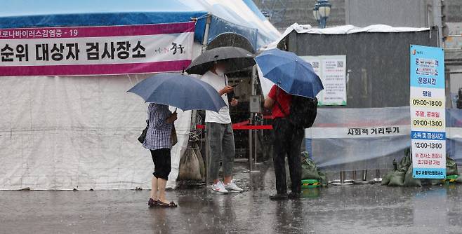 지난달 30일 오전 서울역 광장에 마련된 코로나19 임시 선별검사소에서 검사를 받으려는 시민들이 대기하고 있다. (사진=연합뉴스)