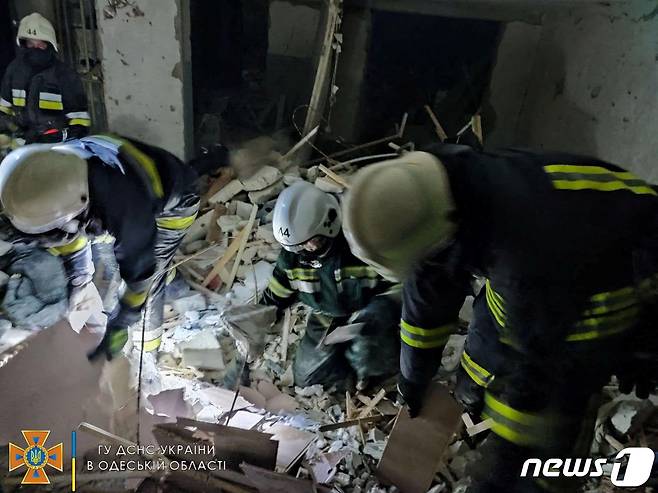 1일(현지시간) 새벽 러시아군 미사일 공격을 받은 우크라이나 남부 오데사 아파트에서 구조대원들이 작업을 하고 있다. 2022.07.01 © 로이터=뉴스1 © News1 정윤미 기자