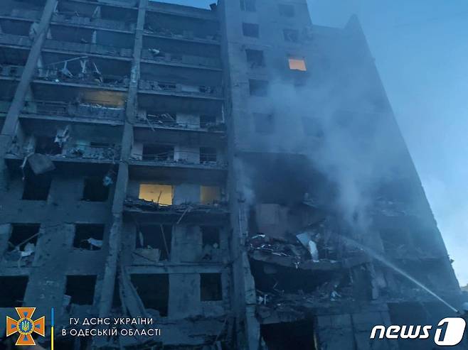 1일(현지시간) 새벽 우크라이나 남부 항구도시 오데사의 한 아파트가 러시아군 미사일 폭격을 받고 무너져 있다. 2022.07.01 © 로이터=뉴스1 © News1 정윤미 기자