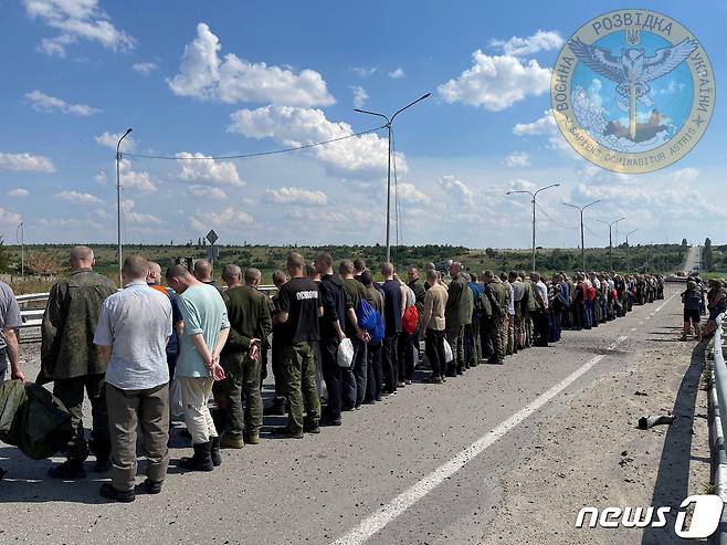 29일(현지시간) 우크라이나 자포리자에서 러시아의 침공 이래 최대 규모인 144명의 전쟁 포로 교환이 이루어지고 있다. 2022.06.29/뉴스1© 로이터=뉴스1 © News1 우동명 기자