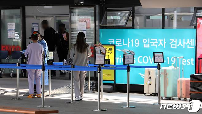 인천국제공항 제1터미널에 마련된 코로나19 검사센터에 관광객들이 검사를 받기위해 이동을 하고 있다./뉴스1 © News1 정진욱 기자