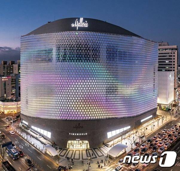 갤러리아타임월드 야간 전경.        © 뉴스1