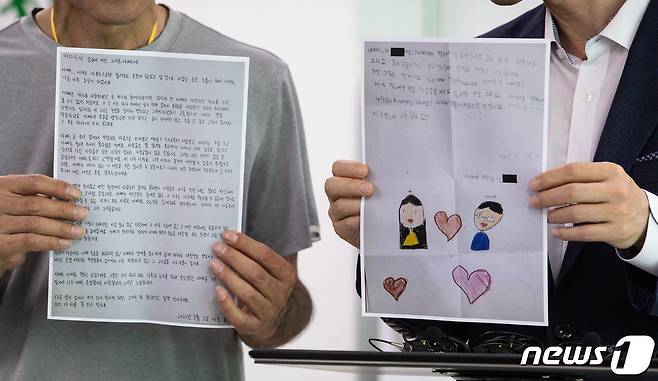 하태경 국민의힘 해수부 공무원 피격사건 진상조사 태스크포스(TF) 위원장(오른쪽)과 피살 공무원의 형 이래진씨가 2일 인천항연안여객터미널에서 연평도 및 사고 현장 주변 해역 현장 방문에 앞서 기자회견 및 고(故) 이대준 위령제를 열고 자녀들의 편지를 공개하고 있다. 2022.7.2/뉴스1 © News1 유승관 기자