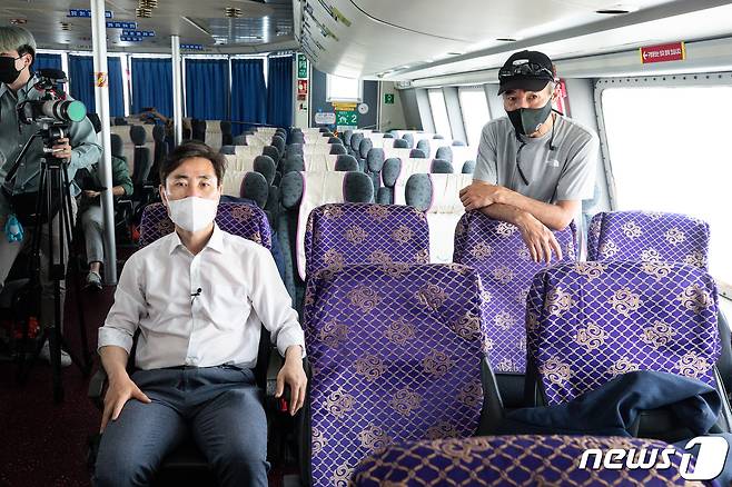 하태경 국민의힘 해수부 공무원 피격사건 진상조사 태스크포스(TF) 위원장과 피살 공무원의 형 이래진씨가 2일 연평도 및 사고 현장 주변 해역 현장 방문을 위해 연평도행 여객선에 올라 대화하고 있다. 2022.7.2/뉴스1 © News1 유승관 기자