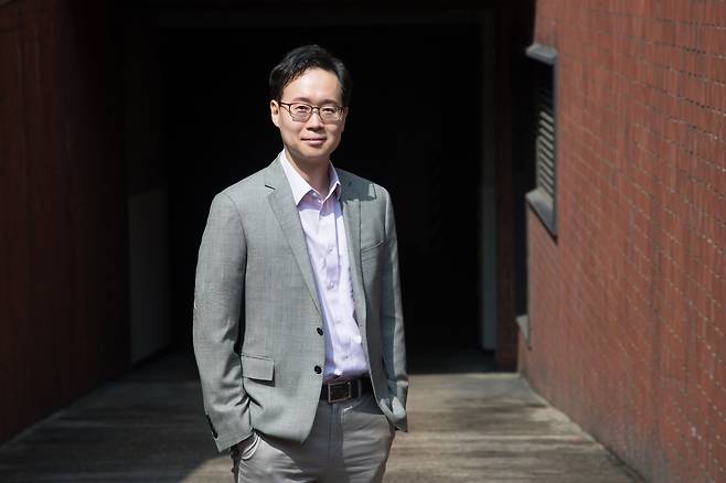 온유한 분위기를 풍기는 정신과 의사 나종호. 의사라는 이유로 자신을믿어주는 사람들의 마음에 보답하고 싶다고 했다./사진=고운호 기자